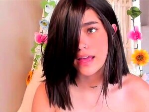 Una morena de tetas pequeñas se masturba en la