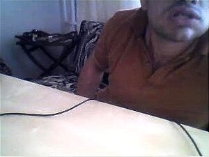 lindo tipo turco mostrando sus pies en la webcam